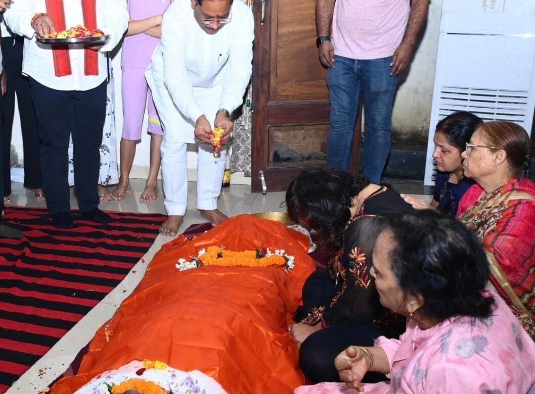 मुख्यमंत्री विष्णु देव साय ने पद्मश्री डॉ. सुरेंद्र दुबे को दी श्रद्धांजलि