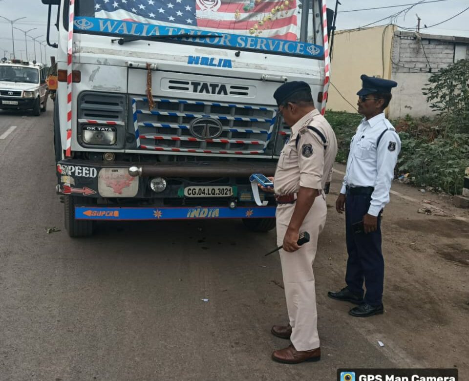 रिंग रोड में नो पार्किंग पर खड़ी 40  भारी मालवाहक वाहनों के विरूद्ध की गयी कार्यवाही।