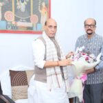 राज्यपाल डेका ने रक्षा मंत्री राजनाथ सिंह से सौजन्य भेंट की