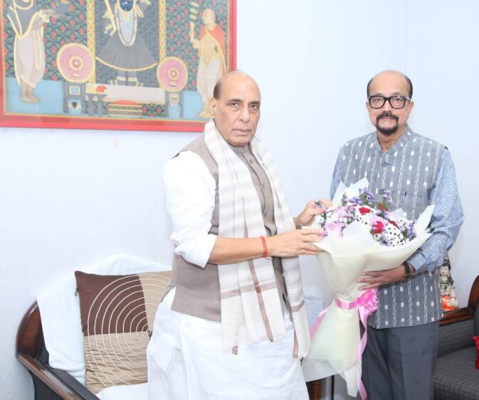 राज्यपाल डेका ने रक्षा मंत्री राजनाथ सिंह से सौजन्य भेंट की