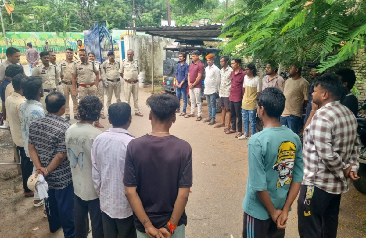 गुड़ियारी क्षेत्र के गुंडा/निगरानी बदमाशों को आज थाना हाजिर कर अपराधिक गतिविधियों में शामिल नहीं होने, शांतिपूर्वक सामाजिक जीवन जीने एवं नियमित रूप से थाने में हाजरी देने हिदायत दिया गया।