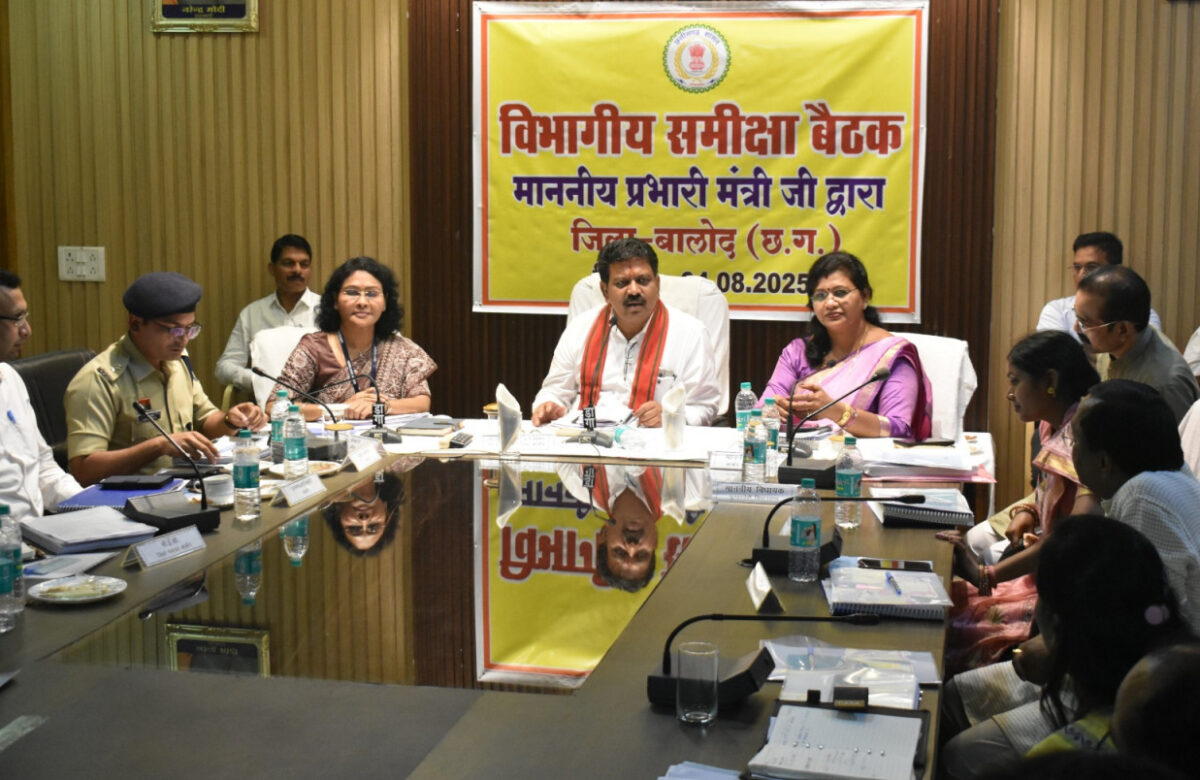 उपमुख्यमंत्री एवं प्रभारी मंत्री विजय शर्मा ने समीक्षा बैठक लेकर जिले में शासकीय योजनाओं के क्रियान्वयन की स्थिति की समीक्षा