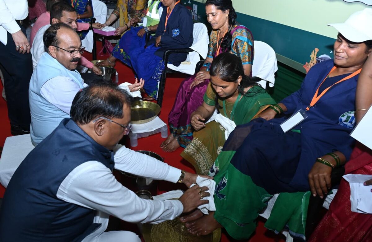 मुख्यमंत्री ने पैर पखारकर दिया सम्मान, भावुक हुईं स्वच्छता दीदियां – ‘जीवन में पहली बार इतना गर्व महसूस हुआ’