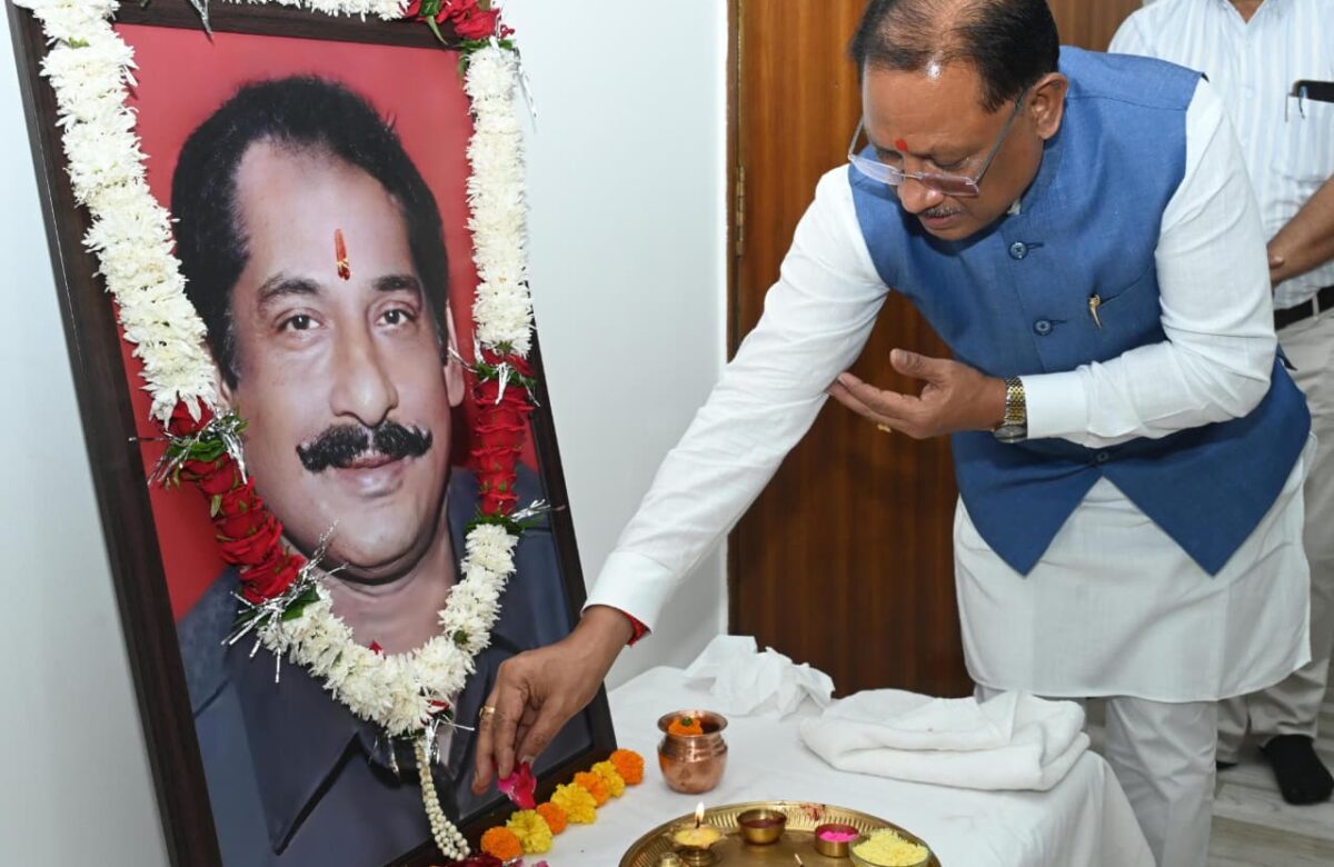 मुख्यमंत्री  साय ने स्व. दिलीप सिंह जूदेव की पुण्यतिथि पर दी श्रद्धांजलि