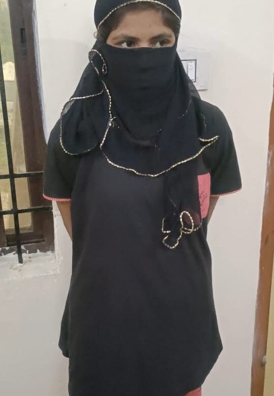 पुलिस हिरासत से भागे तस्कर के घर से ड्रग्स की सप्लाई ,किरायेदार युवती गिरफ़्तार